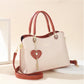 Elegante Damen-Tasche mit glänzendem Herzanhänger