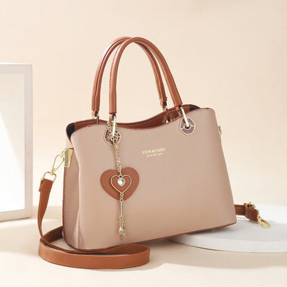 Elegante Damen-Tasche mit glänzendem Herzanhänger