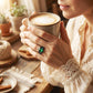 Ring mit grünem synthetischem Kristall und filigranem Blattdesign