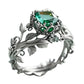 Ring mit grünem synthetischem Kristall und filigranem Blattdesign