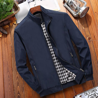 🧥 50% RABATT! ✨ Herren Stehkragen-Jacke – Mit Karomuster-Futter & Reißverschlusstaschen – Stilvoll, warm & perfekt für kühle Tage 🍂