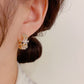Elegante Creolen mit funkelndem Blumen-Cluster
