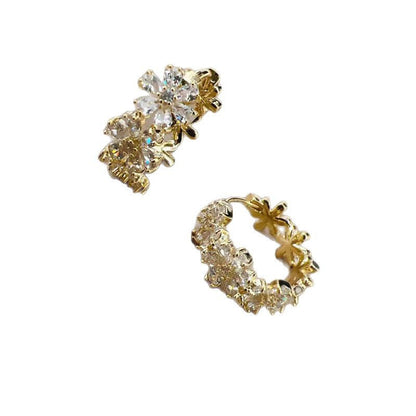 Elegante Creolen mit funkelndem Blumen-Cluster
