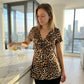 Damen-Top mit V-Ausschnitt, Twist-Detail vorne und Leopardenmuster