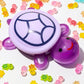 🐢 50% RABATT! 🌙 Süßes Mini-Schildkröten-Spielzeug – Leuchtet im Dunkeln, weich & kindersicher – Perfekt für Badezeit & Kuschelstunden 🛁