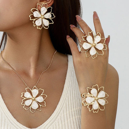 ⏳🔥BEFRISTETES ANGEBOT 50% RABATT! ⏰🍀Eleganter doppellagiger hohler Blumenschmuck✨